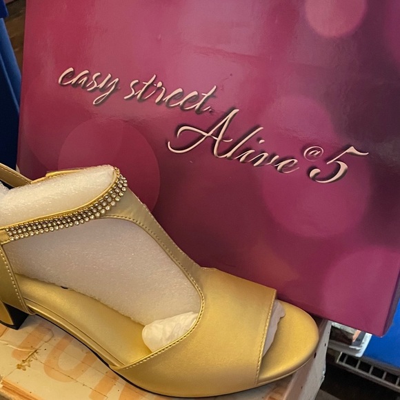 Easy Street Gold Satin Women's Heels, yellow tinge! DANCE! - Picture 4 of 9